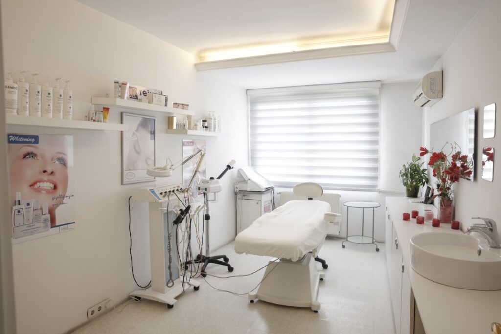 Özel Dr. Ulusan Polikliniği | Saç Ekimi İzmir gallery photo