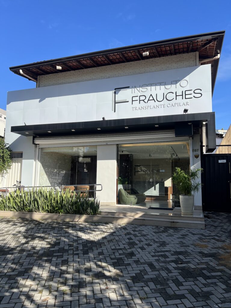 Dr. Bruno Frauches – Transplante capilar FUE gallery photo